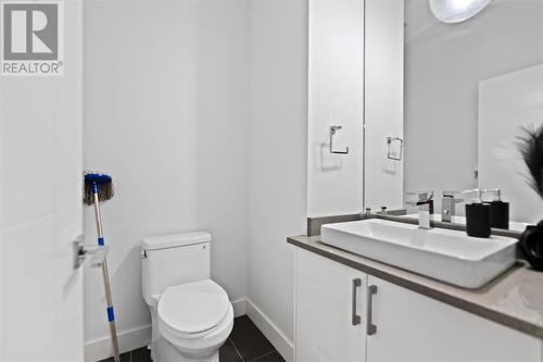 415 6 Street Ne, Calgary, AB - Indoor Photo Showing Bathroom