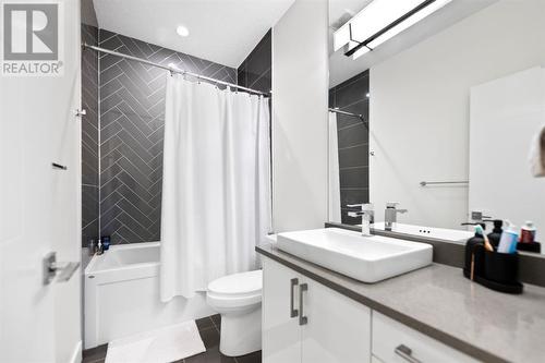 415 6 Street Ne, Calgary, AB - Indoor Photo Showing Bathroom