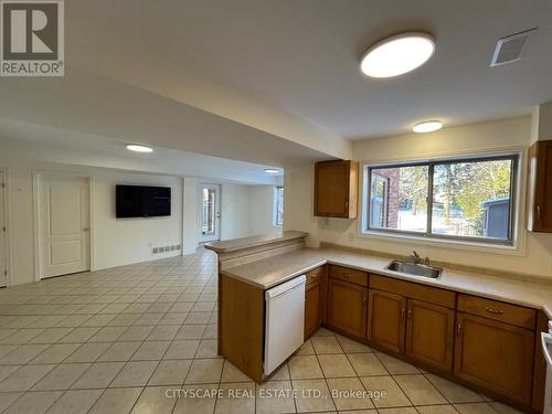 154 Hepburn Crescent, Hamilton, ON - Indoor Photo Showing Kitchen