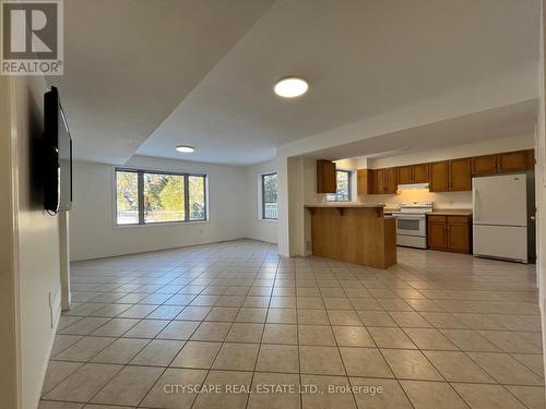 154 Hepburn Crescent, Hamilton, ON - Indoor Photo Showing Kitchen