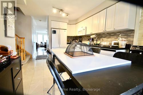 2253 Baronwood Drive, Oakville (1019 - Wm Westmount), ON - Indoor Photo Showing Kitchen With Upgraded Kitchen