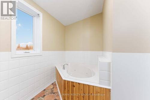 21 Montebello Lane, Ottawa, ON - Indoor Photo Showing Bathroom