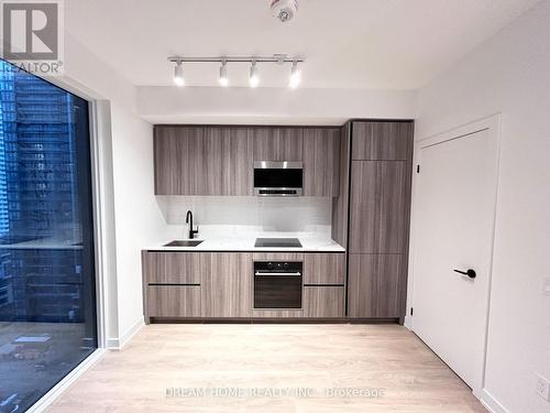 1603 - 117 Broadway Avenue, Toronto, ON - Indoor Photo Showing Kitchen