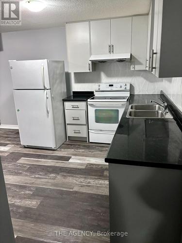 43 Executive Court, Brampton, ON - Indoor Photo Showing Kitchen With Double Sink