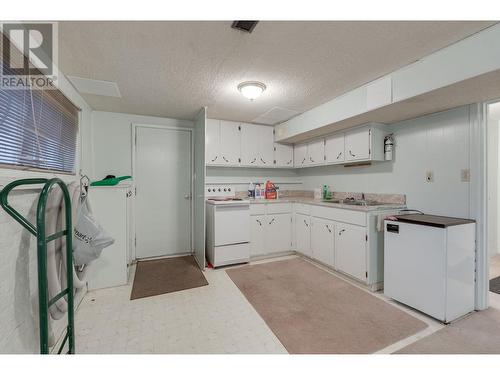 215 Holbrook Road E Lot# 16, Kelowna, BC - Indoor Photo Showing Kitchen With Double Sink