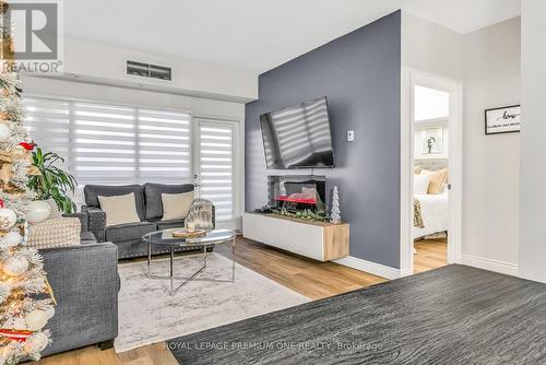 315 - 83 Woodbridge Avenue, Vaughan, ON - Indoor Photo Showing Living Room