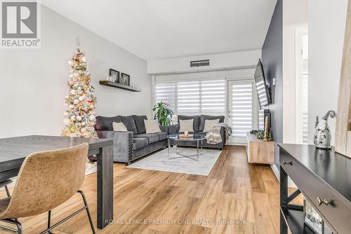 315 - 83 Woodbridge Avenue, Vaughan, ON - Indoor Photo Showing Living Room