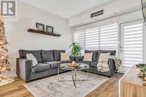 315 - 83 Woodbridge Avenue, Vaughan, ON - Indoor Photo Showing Living Room