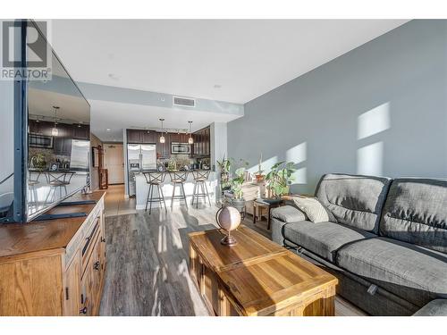 75 Martin Street Unit# 406, Penticton, BC - Indoor Photo Showing Living Room