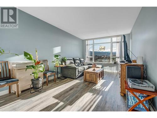 75 Martin Street Unit# 406, Penticton, BC - Indoor Photo Showing Living Room