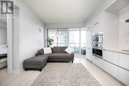 2806 - 2221 Yonge Street, Toronto, ON - Indoor Photo Showing Living Room