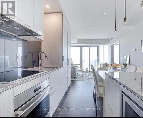 6008 - 1 Bloor Street, Toronto, ON - Indoor Photo Showing Kitchen With Upgraded Kitchen