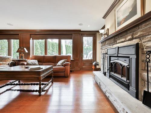 Salle familiale - 106 Av. De Mortlake, Saint-Lambert, QC - Indoor Photo Showing Living Room With Fireplace