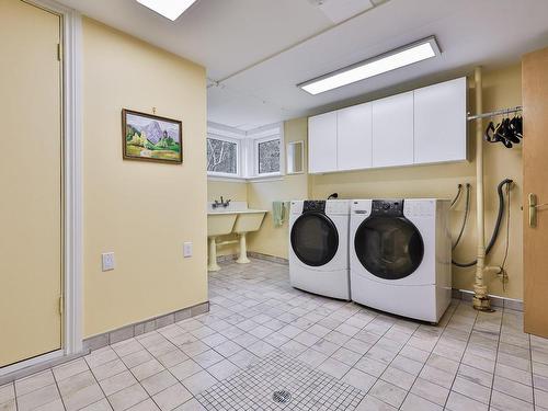 Salle de lavage - 106 Av. De Mortlake, Saint-Lambert, QC - Indoor Photo Showing Laundry Room