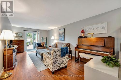 57 Hillier Crescent, Brantford, ON - Indoor Photo Showing Living Room