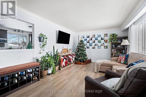 48 Valencourt Drive, Welland (767 - N. Welland), ON - Indoor Photo Showing Living Room