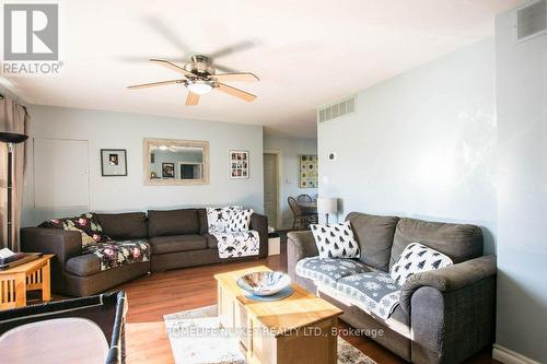 2340 Hyw 11 S, Oro-Medonte, ON - Indoor Photo Showing Living Room