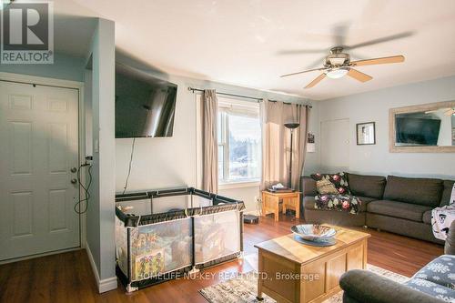 2340 Hyw 11 S, Oro-Medonte, ON - Indoor Photo Showing Living Room