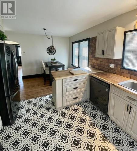 153 Kent Street, Port Colborne (878 - Sugarloaf), ON - Indoor Photo Showing Kitchen