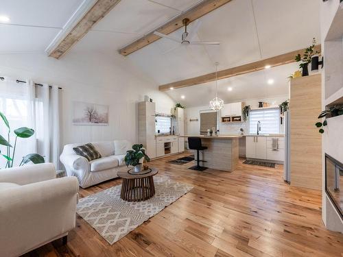 Vue d'ensemble - 181 34E Rue E., Venise-En-Québec, QC - Indoor Photo Showing Living Room