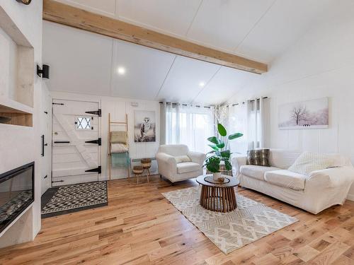 Salon - 181 34E Rue E., Venise-En-Québec, QC - Indoor Photo Showing Living Room With Fireplace