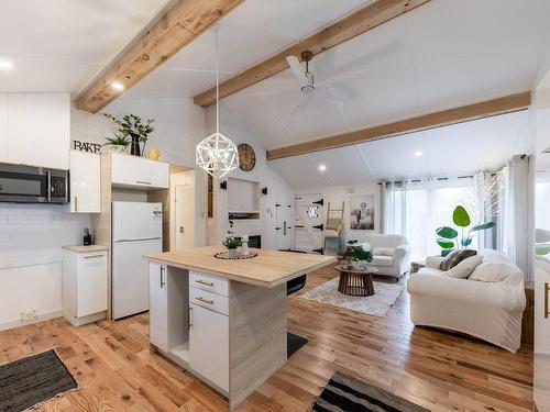 Vue d'ensemble - 181 34E Rue E., Venise-En-Québec, QC - Indoor Photo Showing Kitchen