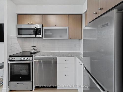 422-100 Western Battery Rd, Toronto, ON - Indoor Photo Showing Kitchen With Stainless Steel Kitchen With Upgraded Kitchen