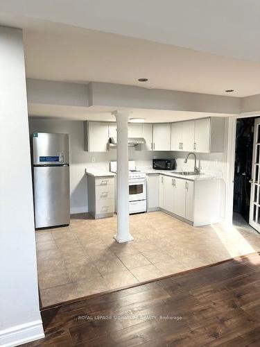 Bsmt-5814 Raftsman Cove, Mississauga, ON - Indoor Photo Showing Kitchen