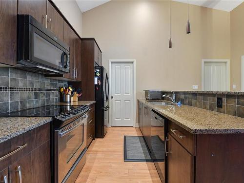 621-623 Treanor Ave, Langford, BC - Indoor Photo Showing Kitchen With Double Sink