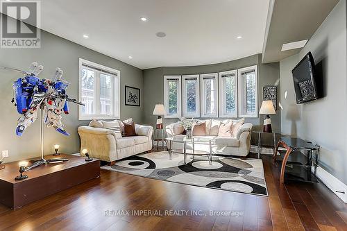 39 Fiorello Court, Vaughan, ON - Indoor Photo Showing Living Room