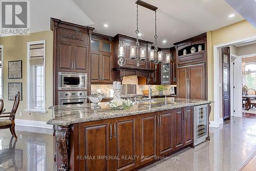 39 Fiorello Court, Vaughan, ON - Indoor Photo Showing Kitchen With Upgraded Kitchen