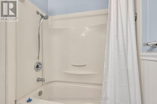 352 Baseline Road W, London, ON - Indoor Photo Showing Bathroom