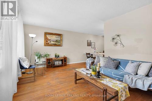 352 Baseline Road W, London, ON - Indoor Photo Showing Living Room