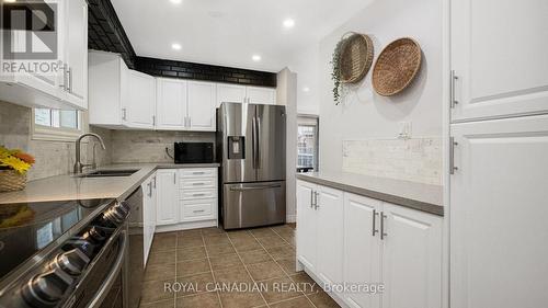 18 Wabash Court, Brampton, ON - Indoor Photo Showing Kitchen With Double Sink With Upgraded Kitchen