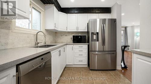 18 Wabash Court, Brampton, ON - Indoor Photo Showing Kitchen With Double Sink