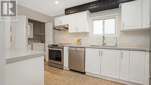 18 Wabash Court, Brampton, ON - Indoor Photo Showing Kitchen With Upgraded Kitchen