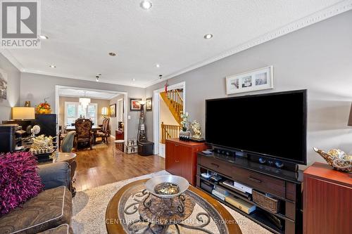 33 Budworth Drive, Toronto, ON - Indoor Photo Showing Living Room