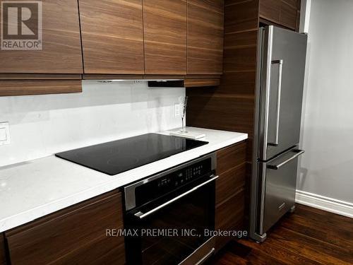 610 - 225 Davenport Road, Toronto, ON - Indoor Photo Showing Kitchen