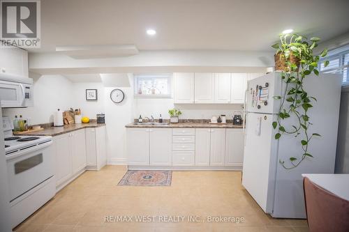 2 - 93 Peel Street, Barrie, ON - Indoor Photo Showing Kitchen