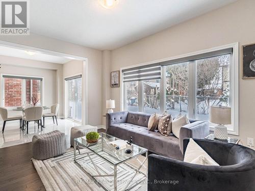 259 Fleetwood Drive, Oshawa, ON - Indoor Photo Showing Living Room