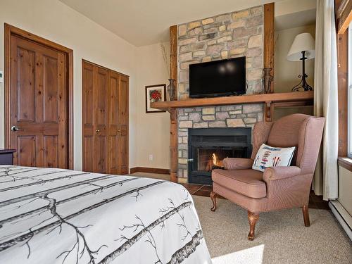 Chambre Ã Â coucher - 4-175 Rue Du Mont-Plaisant, Mont-Tremblant, QC - Indoor Photo Showing Bedroom With Fireplace