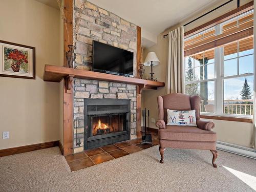 Chambre Ã Â coucher - 4-175 Rue Du Mont-Plaisant, Mont-Tremblant, QC - Indoor Photo Showing Living Room With Fireplace