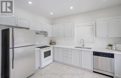 43 Crystal Glen Crescent, Brampton, ON - Indoor Photo Showing Kitchen