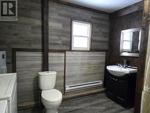 1022 Bordenwood Road, Central Frontenac (Frontenac Centre), ON - Indoor Photo Showing Bathroom