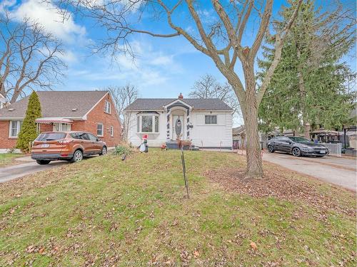 880 Prado, Windsor, ON 