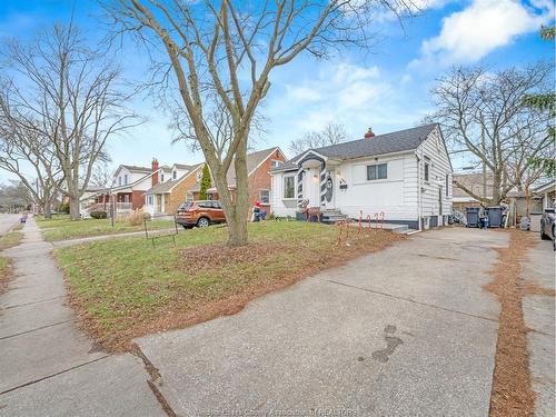 880 Prado, Windsor, ON 