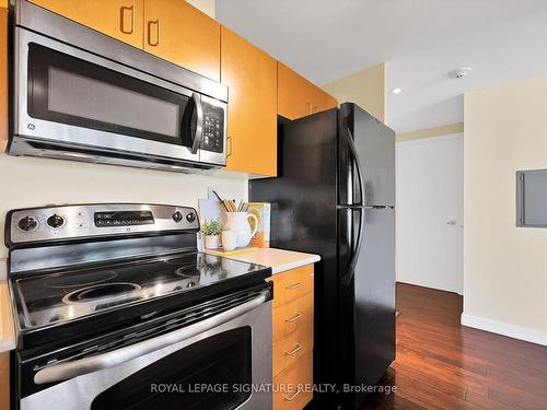 2703-281 Mutual St, Toronto, ON - Indoor Photo Showing Kitchen