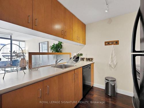 2703-281 Mutual St, Toronto, ON - Indoor Photo Showing Kitchen