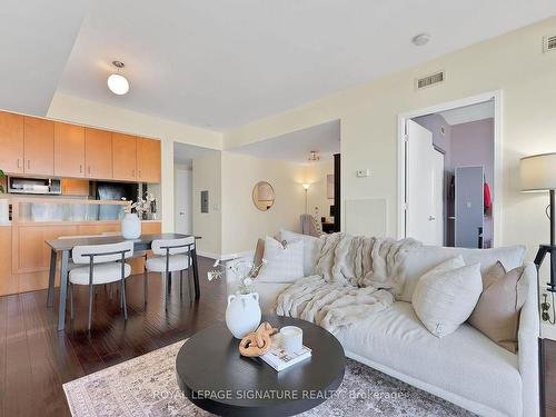 2703-281 Mutual St, Toronto, ON - Indoor Photo Showing Living Room