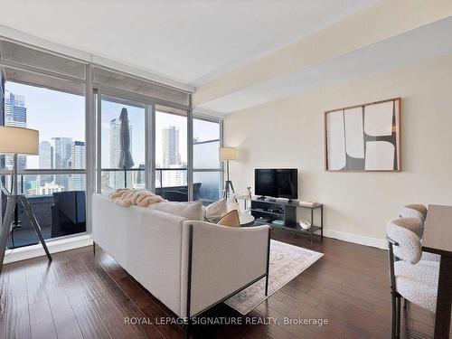 2703-281 Mutual St, Toronto, ON - Indoor Photo Showing Living Room